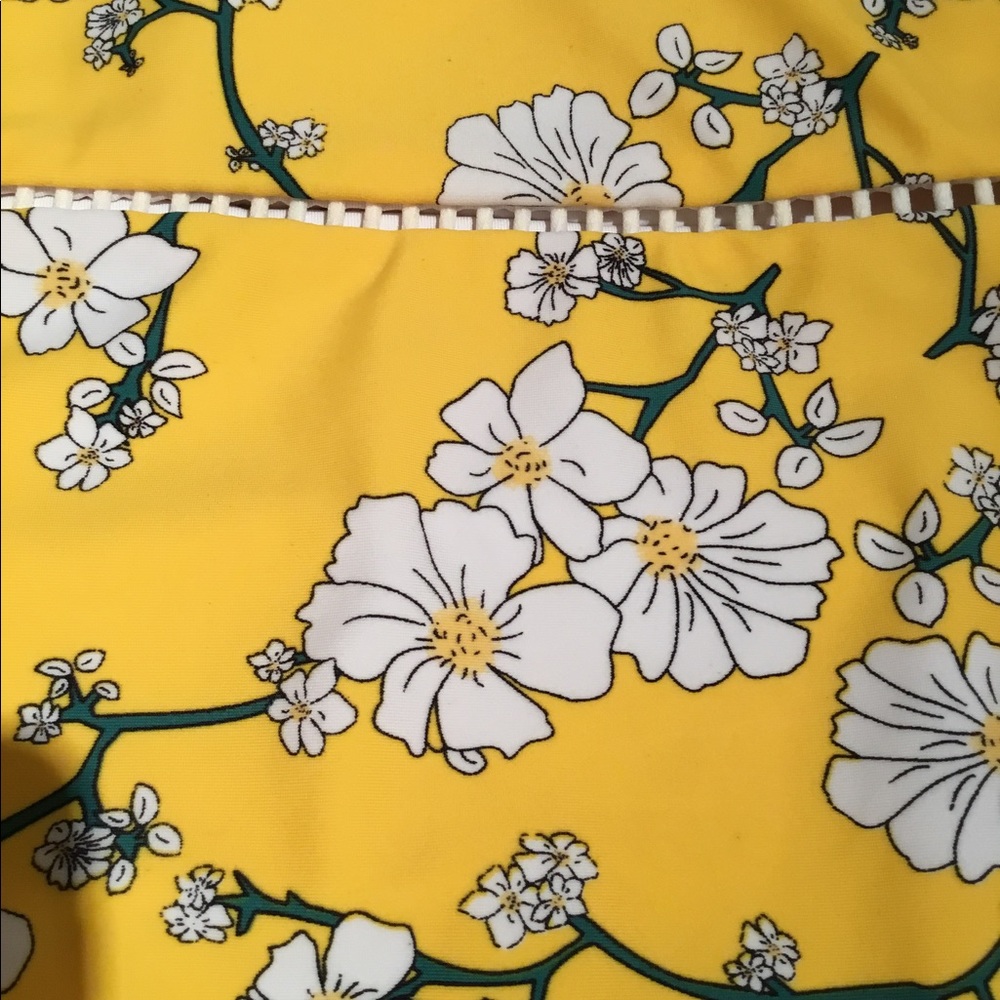 CUPSHE SWIMSUIT SIZE LARGE ONLY WORN ONCE. 🔥$35🛳 - Picture 2 of 6